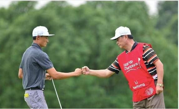 太阳成官网：
每一个父子亲情高光时刻 都是高尔夫的传承！(图7)