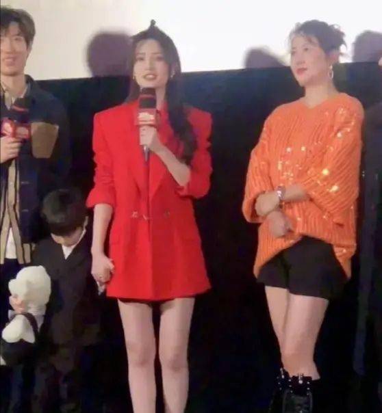 太阳集团tyc|*
马丽产后又晒照片 穿亮片针织衫配条短裤 近年轻人活的还时髦！(图3)