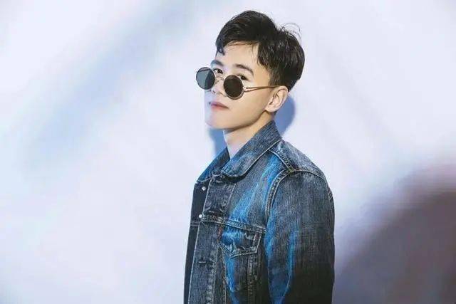 “太阳成集团tyc”
这几款短发发型太帅了 很是适合脸大的男生(图6)