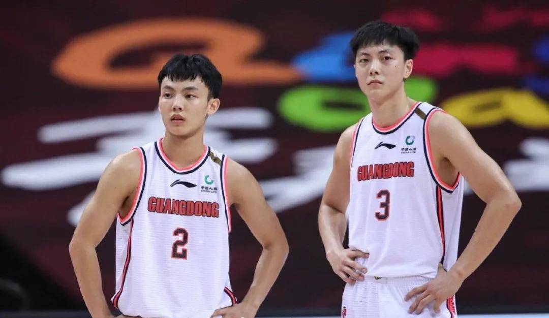 ‘太阳集团tyc’
中国男篮集训名单宣布！胡明轩、徐杰、祝铭震入选！张宁太遗憾了(图10)