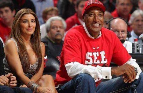 
NBA最尤物妻 放弃20年婚姻生活 与28岁强壮黑人球星恋爱‘太阳成官网’(图2)