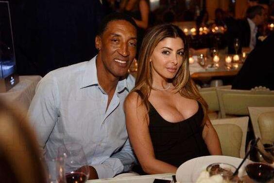 
NBA最尤物妻 放弃20年婚姻生活 与28岁强壮黑人球星恋爱‘太阳成官网’(图5)