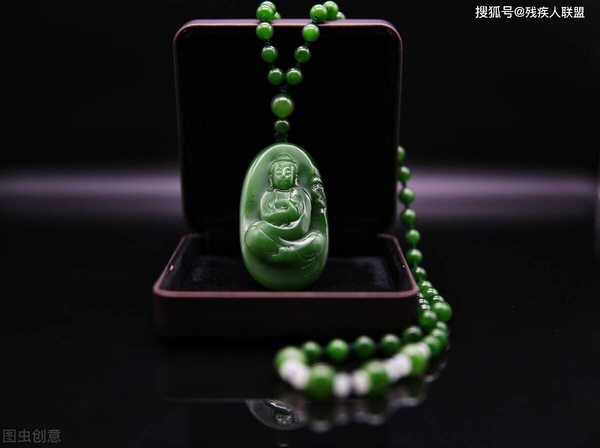 
朋侪景点30000的翡翠观音吊坠 300拿下 不喜欢还天天戴 镇嘴：太阳成集团tyc(图6)