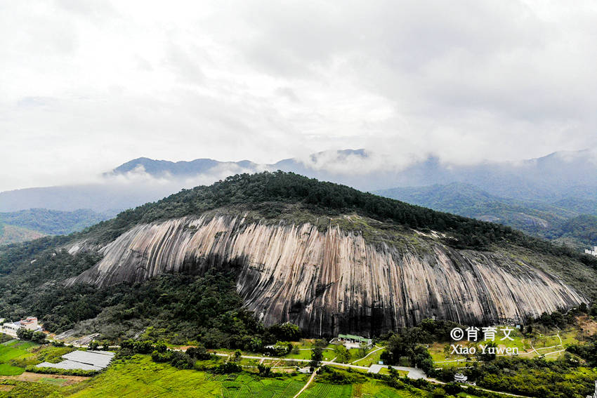 广东肇庆有块大斑石 有80个足球场巨细 被誉为天下第一石‘太阳成集团tyc’(图1)
广东肇庆有块大斑石 有80个足球场巨细 被誉为天下第一石‘太阳成集团tyc’(图1)