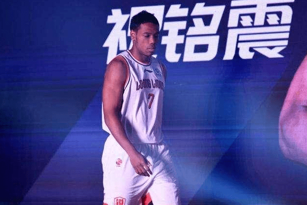 【太阳成官网】
CBA球星女友 面容甜美身材高挑 却钟爱黑肤色！(图2)