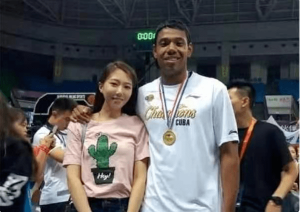 【太阳成官网】
CBA球星女友 面容甜美身材高挑 却钟爱黑肤色！(图4)