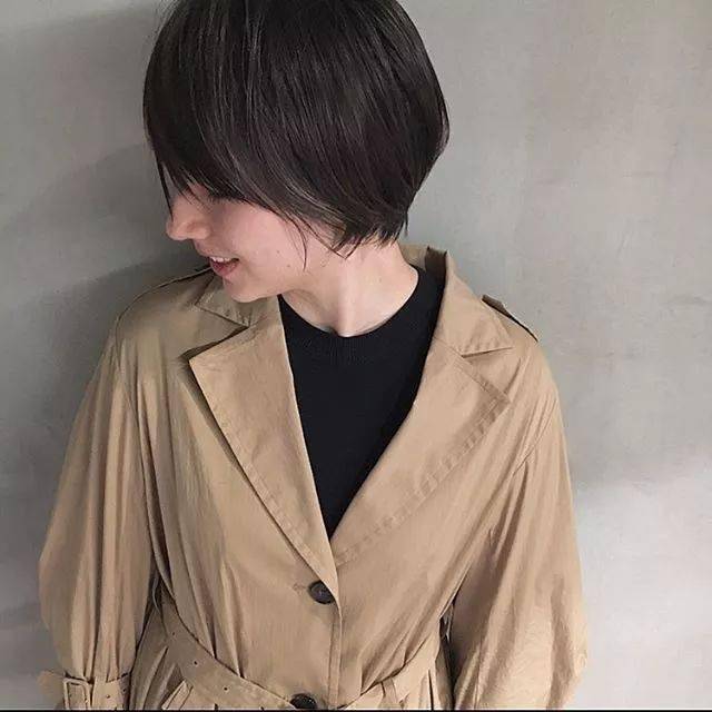 太阳集团tyc|
盛行的这些短发发型设计搭配 每一款都很减龄！(图22)