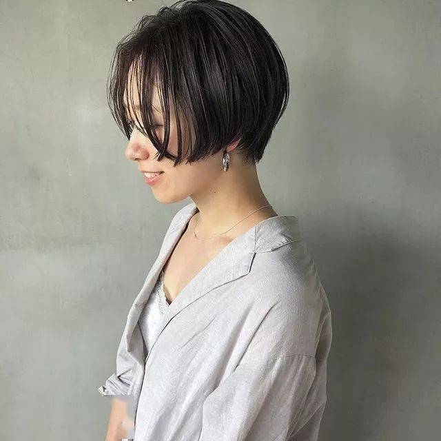 太阳集团tyc|
盛行的这些短发发型设计搭配 每一款都很减龄！(图26)