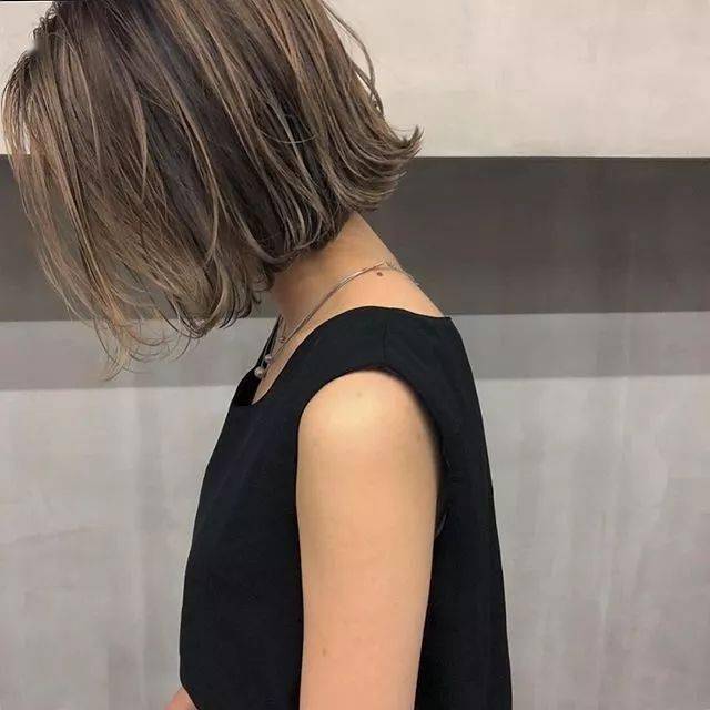 太阳集团tyc|
盛行的这些短发发型设计搭配 每一款都很减龄！(图29)