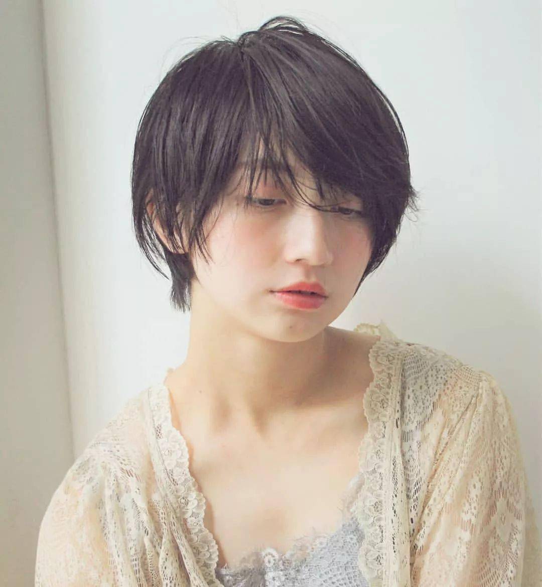 太阳集团tyc|
盛行的这些短发发型设计搭配 每一款都很减龄！(图32)