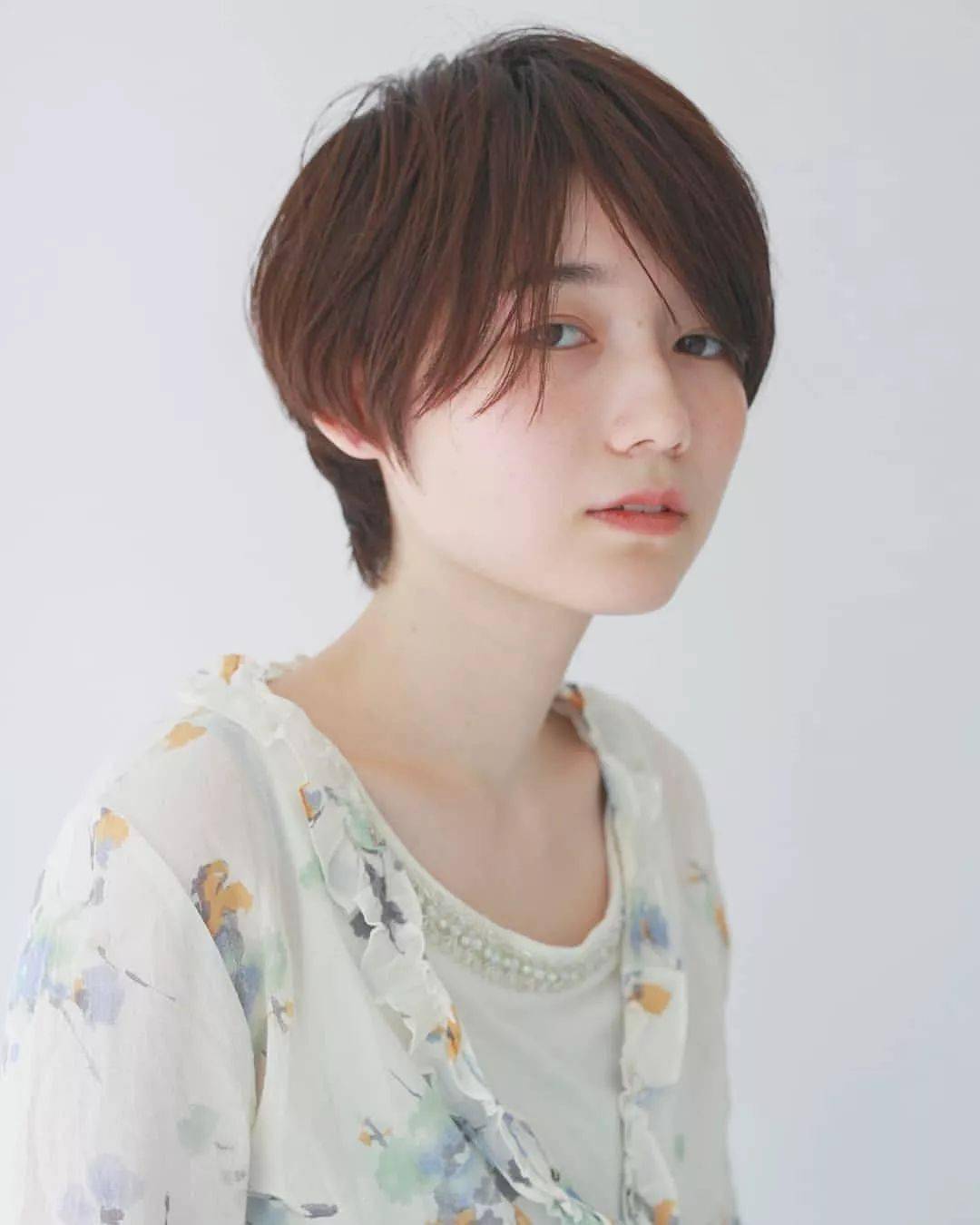 太阳集团tyc|
盛行的这些短发发型设计搭配 每一款都很减龄！(图33)