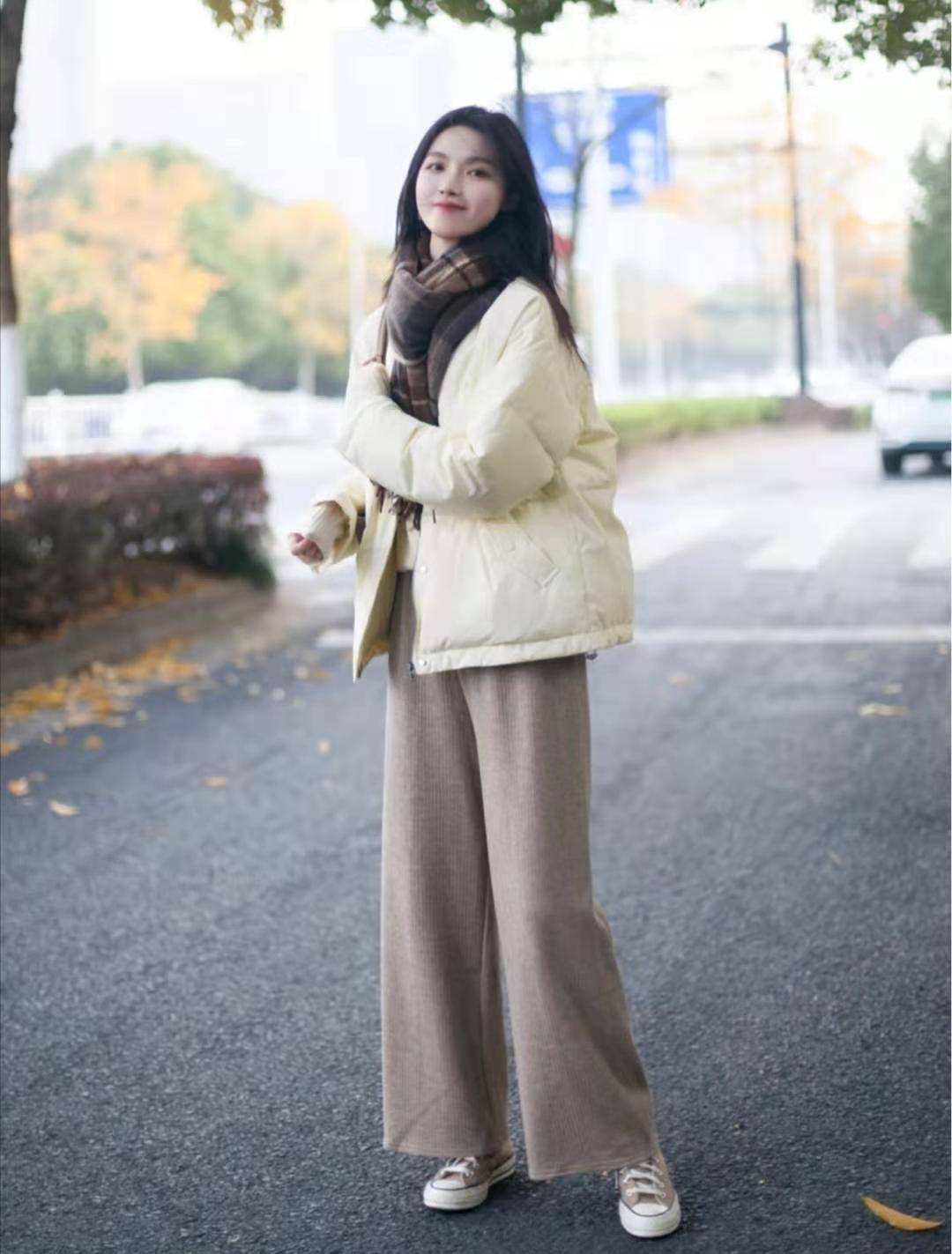 太阳成官网_
短款羽绒服配什么裤子悦目(图1)