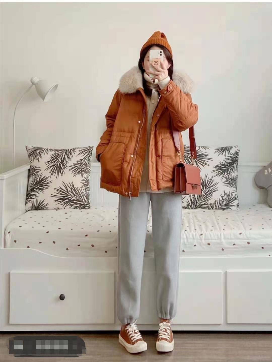 太阳成官网_
短款羽绒服配什么裤子悦目(图4)