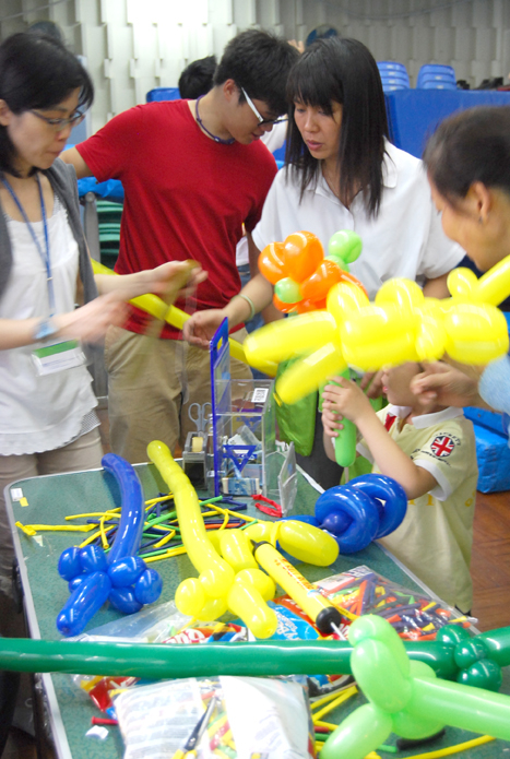 ‘太阳成官网’维多利亚诡异造型 变身雷人高级女军官(图4) 太阳集团tyc