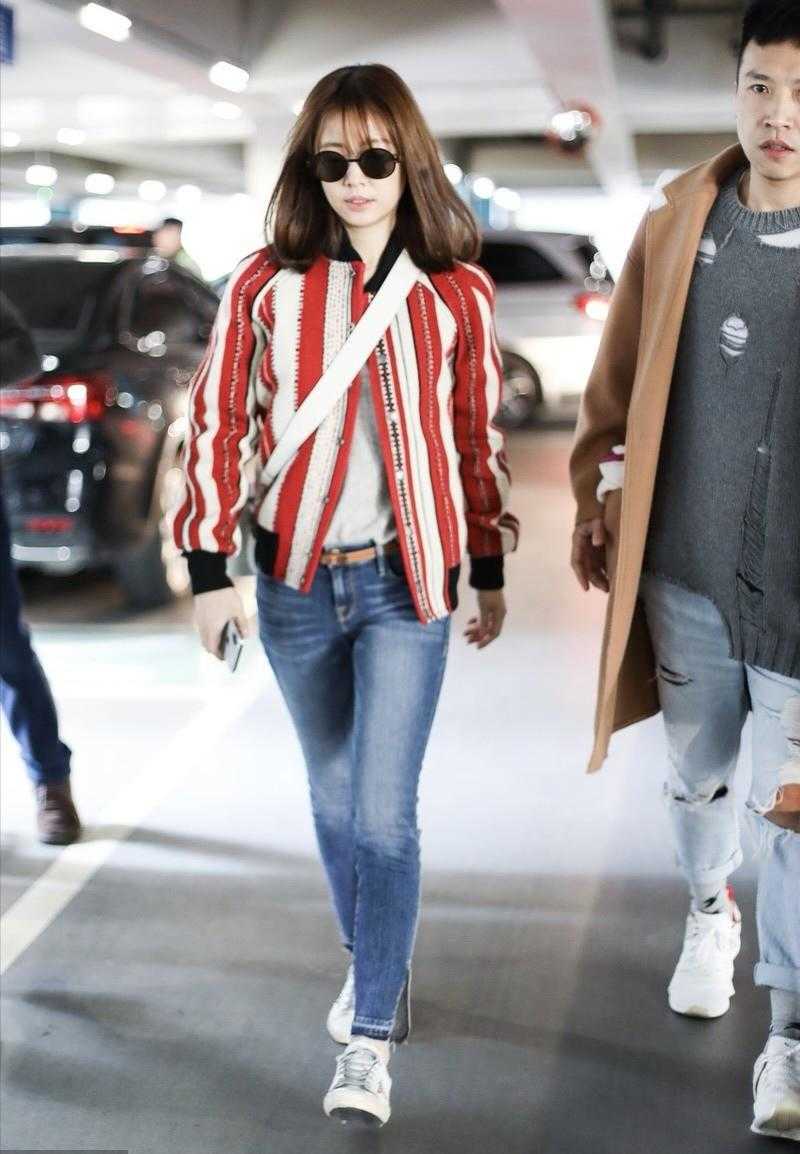 太阳成官网-
林心如真是“稚嫩脸” 穿红白条纹棒球服走机场 比当妈前更年轻(图3)