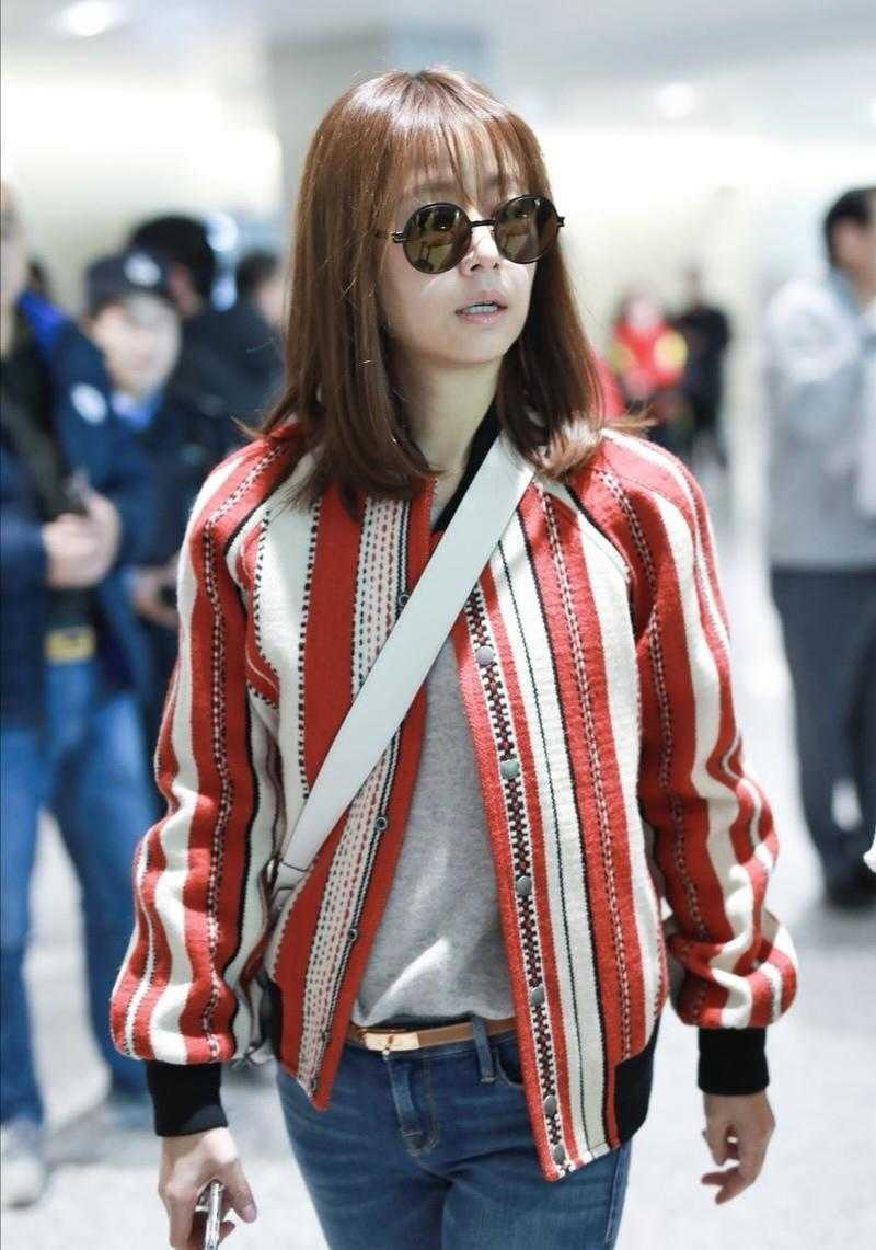 太阳成官网-
林心如真是“稚嫩脸” 穿红白条纹棒球服走机场 比当妈前更年轻(图4)