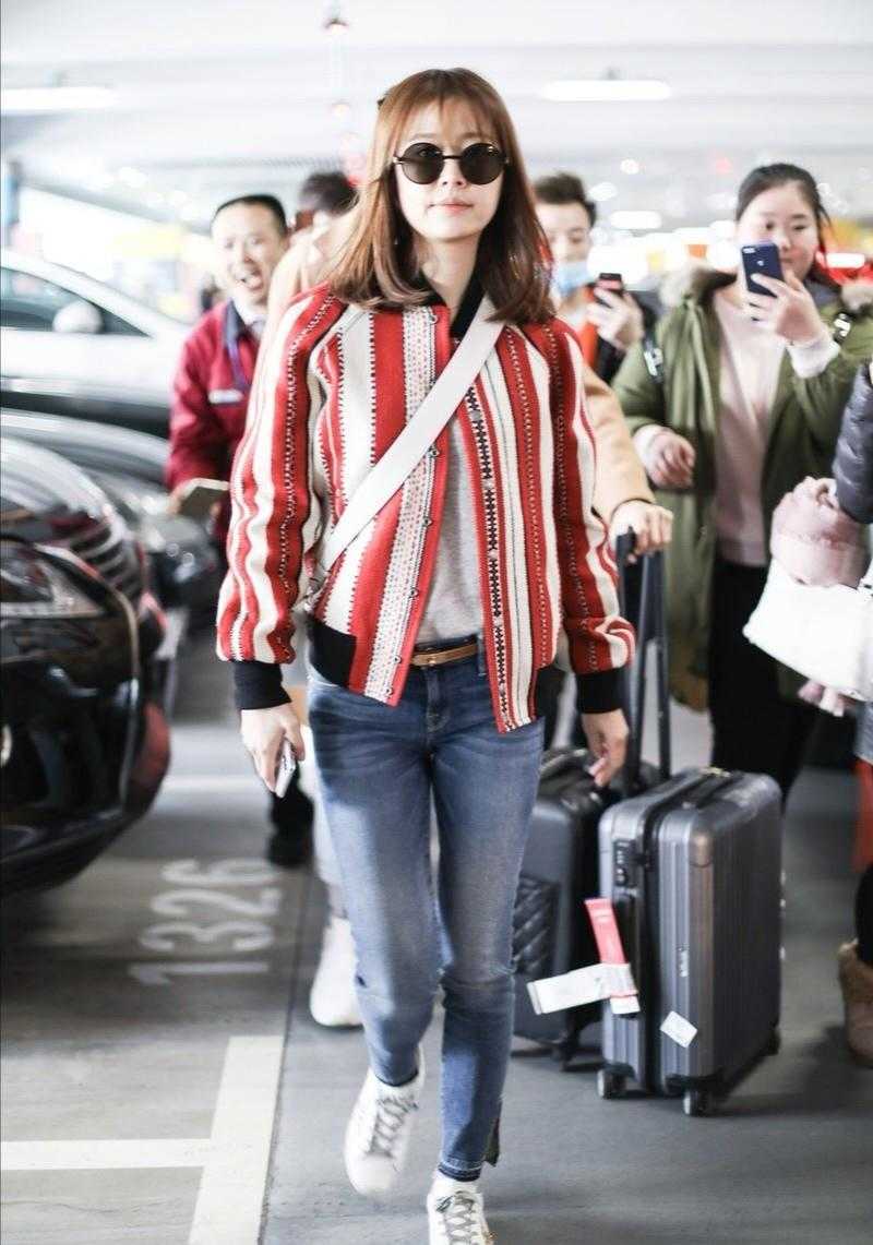 太阳成官网-
林心如真是“稚嫩脸” 穿红白条纹棒球服走机场 比当妈前更年轻(图5)