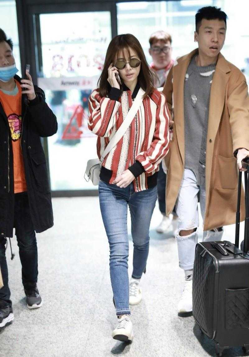 太阳成官网-
林心如真是“稚嫩脸” 穿红白条纹棒球服走机场 比当妈前更年轻(图7)