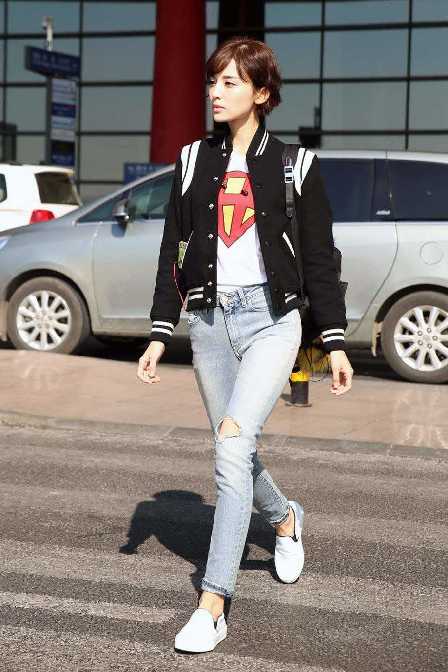 太阳成官网-
林心如真是“稚嫩脸” 穿红白条纹棒球服走机场 比当妈前更年轻(图9)