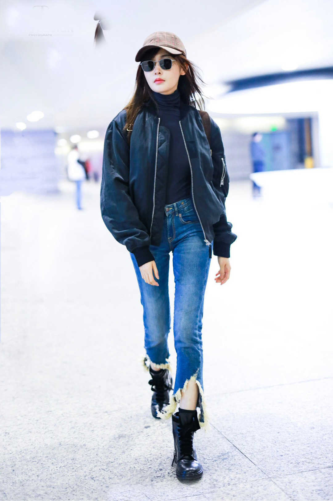 太阳成官网-
林心如真是“稚嫩脸” 穿红白条纹棒球服走机场 比当妈前更年轻(图10)