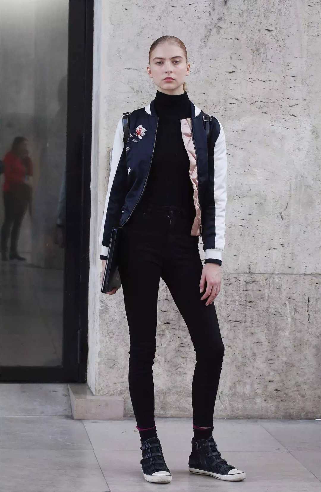 太阳成官网-
林心如真是“稚嫩脸” 穿红白条纹棒球服走机场 比当妈前更年轻(图11)