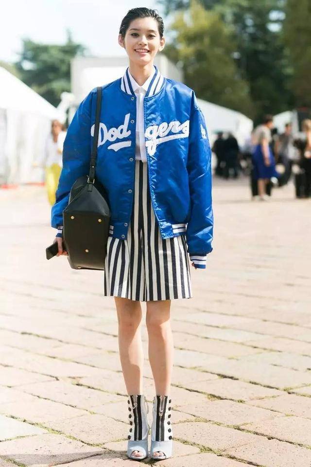 “太阳成集团tyc”
初秋换季不会穿？来件“棒球服”解决搭配难题 随性优雅又时髦(图9)