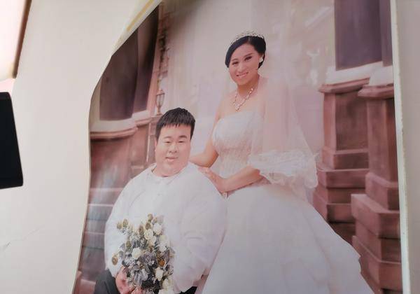 
亚运会举重冠军突发重病 妻子捡废品凑钱住院_太阳成集团tyc(图4)