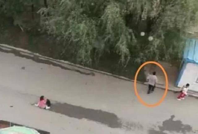 残忍！辽宁一女学生在街上割喉后被陌生男子抢劫 警方回应说:有人抓住了它“太阳集团tyc”(图3)