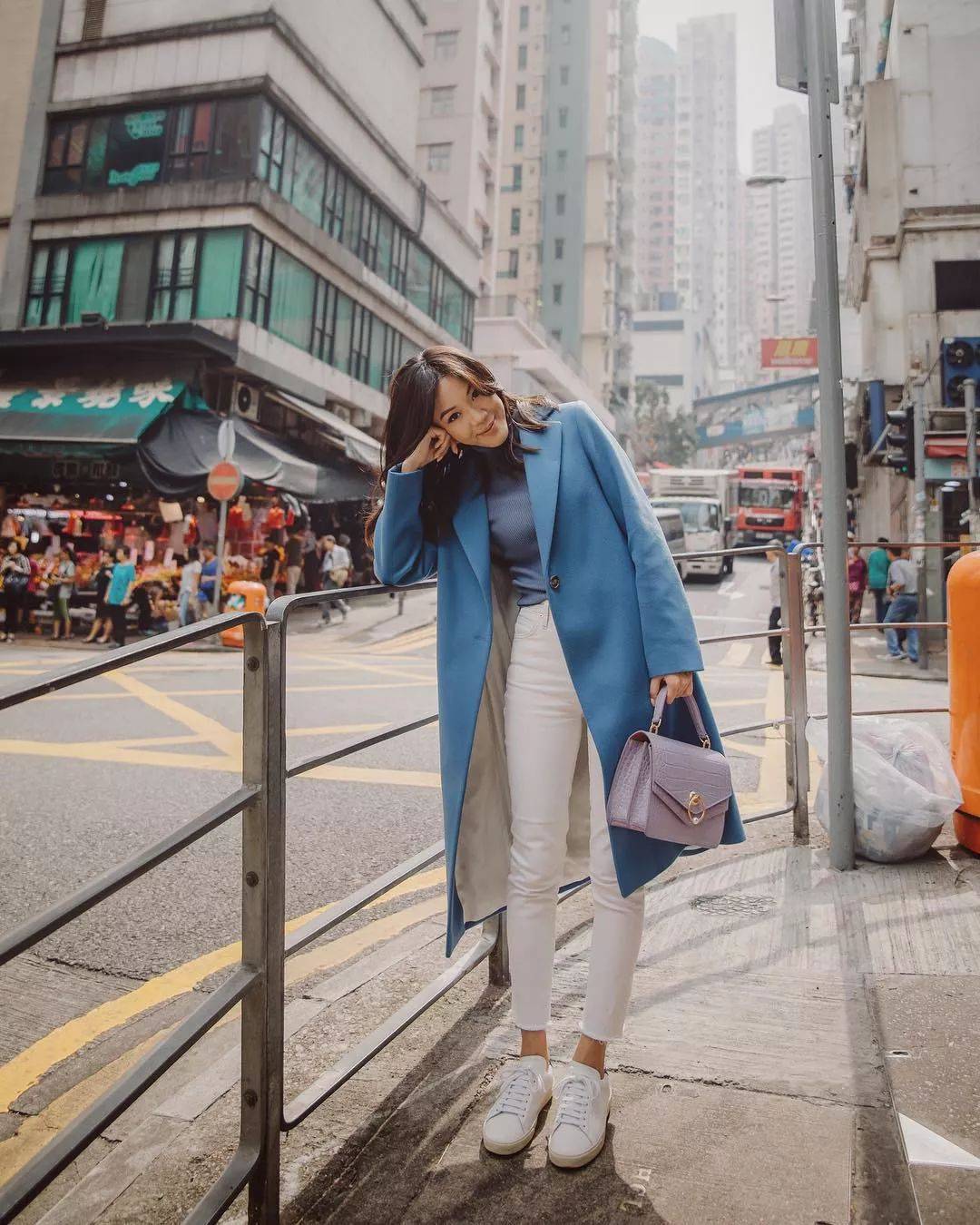 
大衣+运动鞋才是今冬最火混搭套路 时髦炸！‘太阳成集团tyc’(图5)