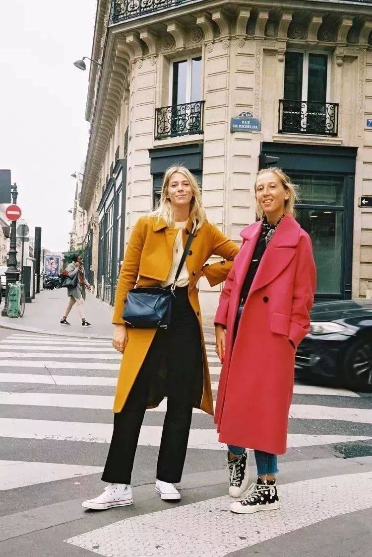 
大衣+运动鞋才是今冬最火混搭套路 时髦炸！‘太阳成集团tyc’(图7)