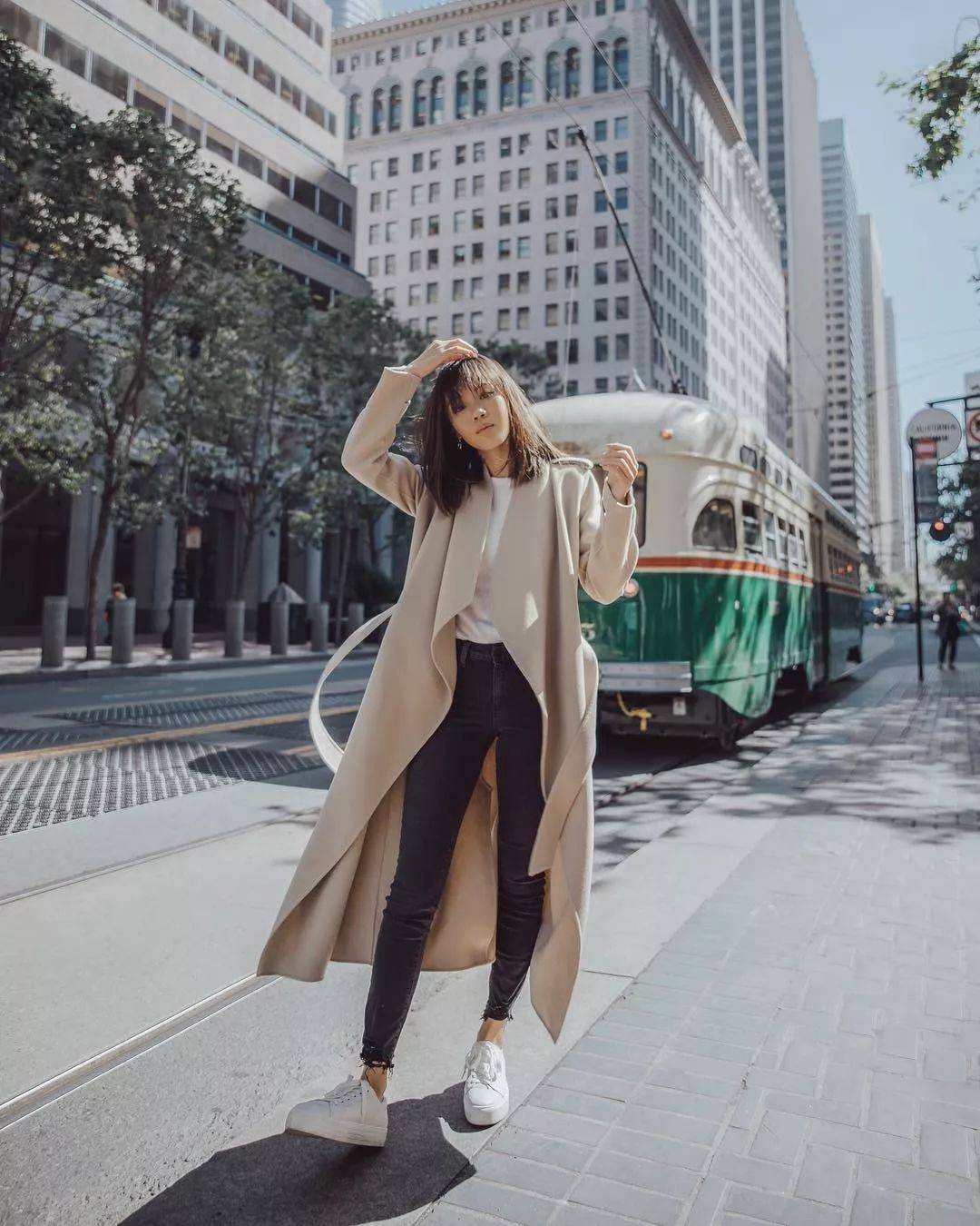 
大衣+运动鞋才是今冬最火混搭套路 时髦炸！‘太阳成集团tyc’(图10)