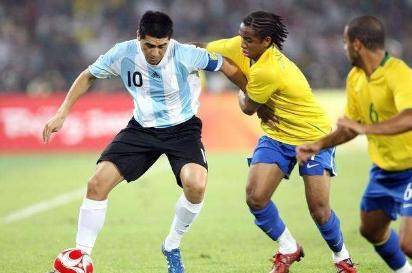 
外媒评阿根廷足球史上的7大球星 马拉多纳和梅西谁才是第一？‘太阳集团tyc’(图3)