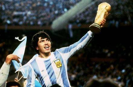 
外媒评阿根廷足球史上的7大球星 马拉多纳和梅西谁才是第一？‘太阳集团tyc’(图7)